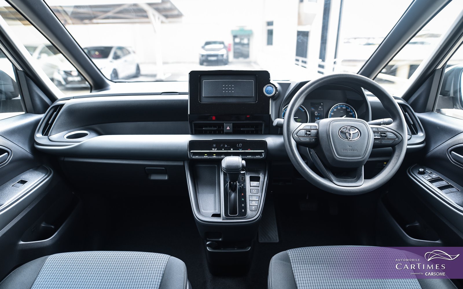 Toyota Noah Hybrid photo 7